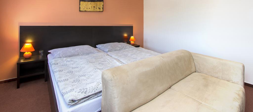 Garni Hotel Fellini Žiar nad Hronom Habitación foto