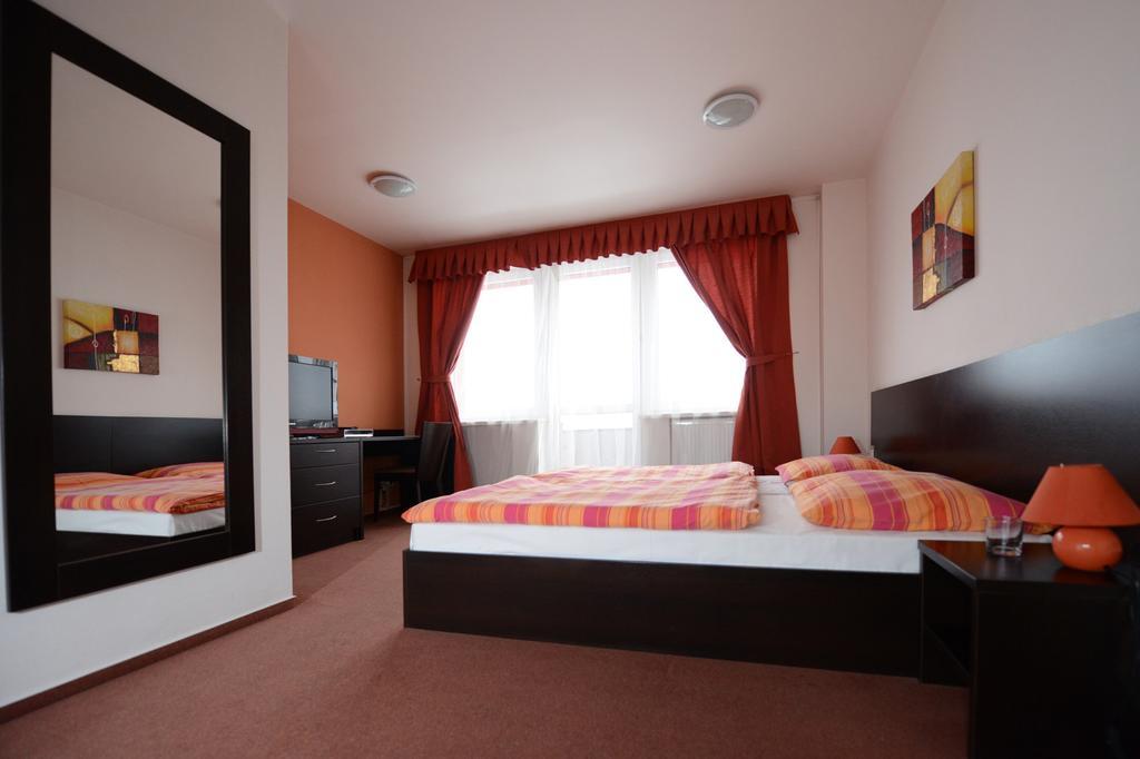 Garni Hotel Fellini Žiar nad Hronom Habitación foto